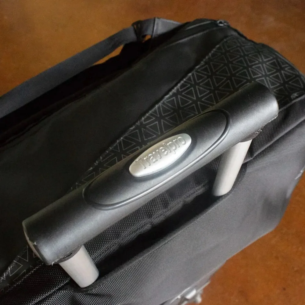 Like New Nomatic Travel Bag 40L + Laundry Bag+ Waist Strap Used 1x